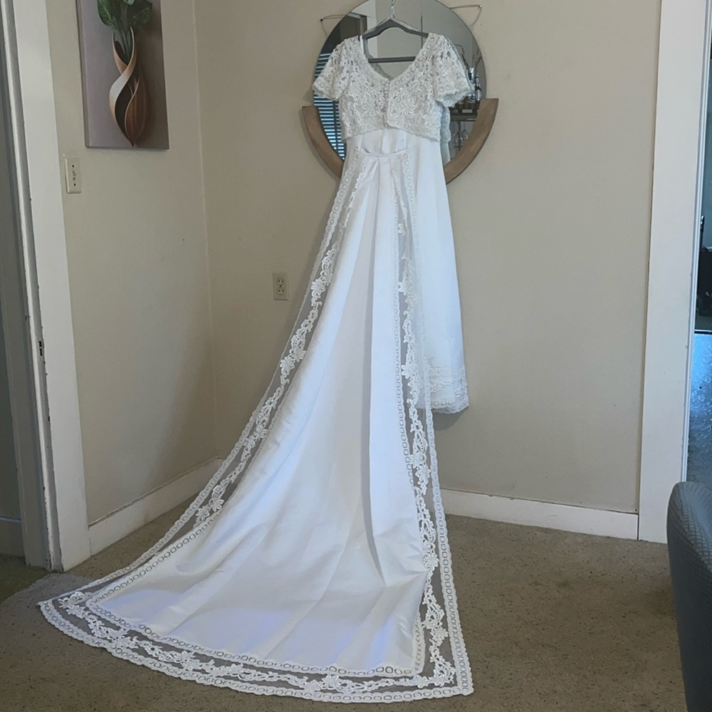 Elegant White Lace Wedding Dress